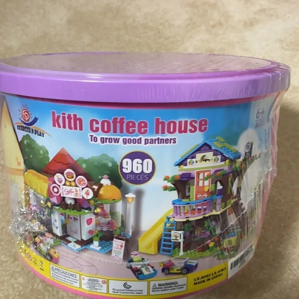 Kith Coffee House & Tree House Building Blocks 960 Pcs in Storage Container NEW